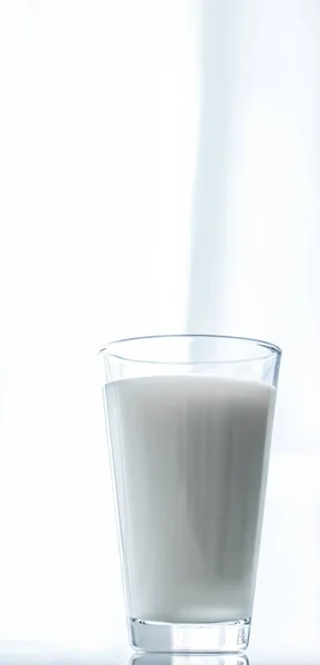 Wereld melk dag, vol glas op marmeren tafel — Stockfoto