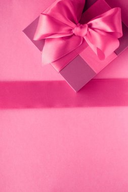 Pembe hediye kutuları, kadınsı tarzı yatık arka plan