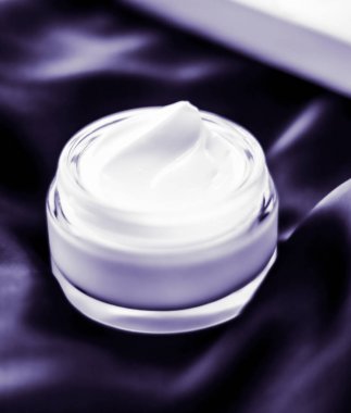 Menekşe sil üzerinde lavanta kokusu ile lüks nemlendirici yüz kremi