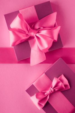 Pembe hediye kutuları, kadınsı tarzı yatık arka plan
