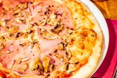 İtalya'da pizzacı geleneksel İtalyan pizza, gastronomik trav