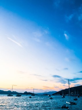 Sahilde günbatımı, güzel deniz manzaralı arka plan