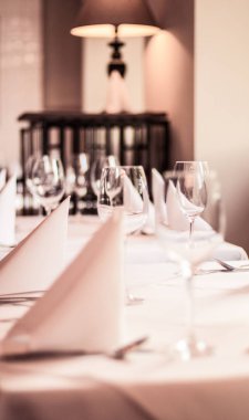 Restoran masa ayarı, klasik iç dekor