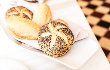 Restoranda ekmek sepeti, taze pişmiş yemek
