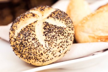 Restoranda ekmek sepeti, taze pişmiş yemek