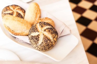 Restoranda ekmek sepeti, taze pişmiş yemek