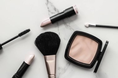Makyaj ve kozmetik ürünleri mermer, düz arkaplan