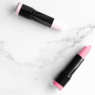 Makyaj ve kozmetik ürünleri mermer, düz arkaplan