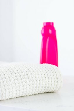 Sıcak örme giysiler ve sıvı çamaşır deterjanı