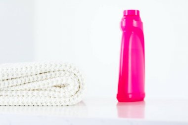 Sıcak örme giysiler ve sıvı çamaşır deterjanı