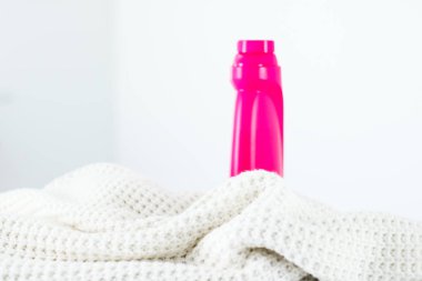Sıcak örme giysiler ve sıvı çamaşır deterjanı