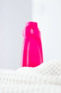 Sıcak örme giysiler ve sıvı çamaşır deterjanı