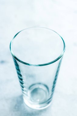 Mermer masada temiz boş cam