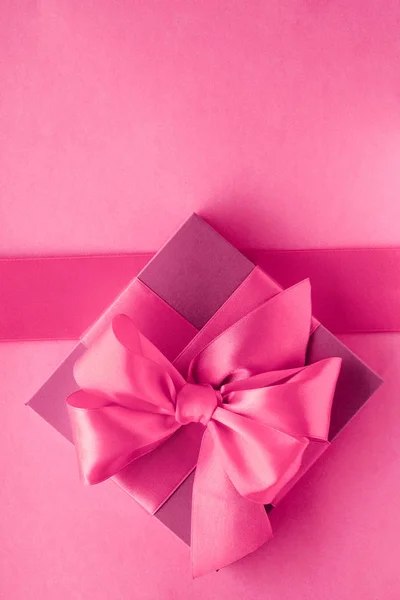 粉红色礼品盒, 女性风格平面装饰背景 — 图库照片