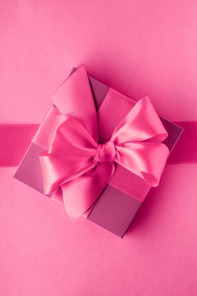 ピンクのギフトボックス、フェミニンなスタイルの flatlay の背景 — ストック写真