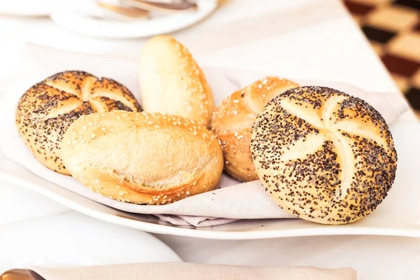 Chlebové koše v restauraci, čerstvě pečené jídlo — Stock fotografie