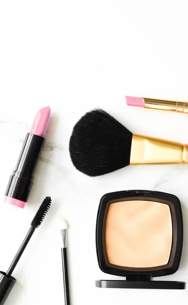 Make-up en cosmetica producten op een marmeren, platte achtergrond — Stockfoto