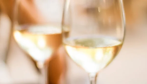 Vinho branco francês em um restaurante em Paris, experiência de viagem — Fotografia de Stock