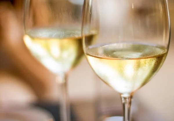 Französischer Weißwein in einem Restaurant in Paris, Reiseerfahrung — Stockfoto