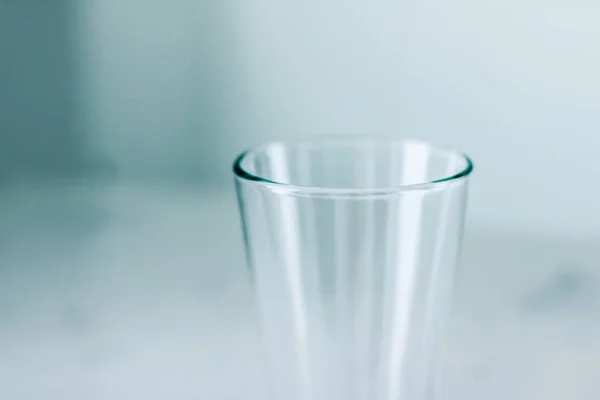 Tisztítsa üres üveget márványasztal — Stock Fotó