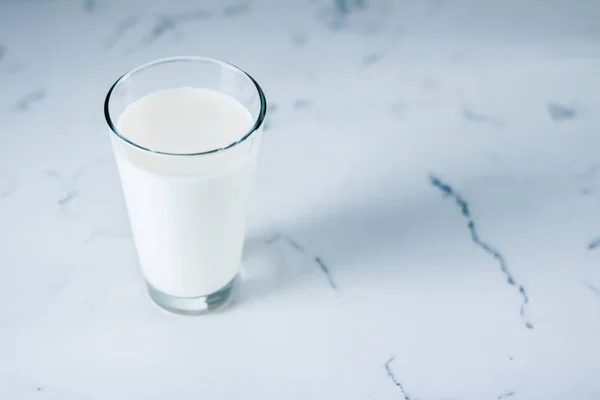 Weltmilchtag, volles Glas auf Marmortisch — Stockfoto