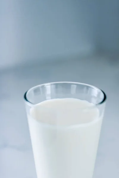 Giornata Mondiale del Latte, bicchiere pieno sul tavolo di marmo — Foto Stock