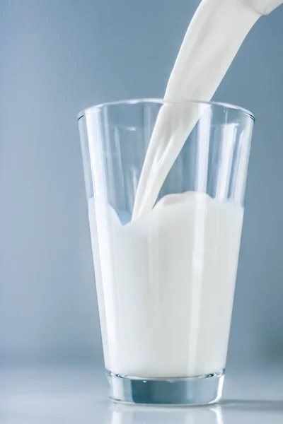 Día Mundial de la Leche, vertiendo en el vidrio sobre la mesa de mármol — Foto de Stock