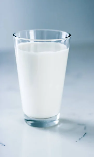 Wereld melk dag, vol glas op marmeren tafel — Stockfoto