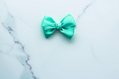 Mermer arka plan üzerine yeşil ipek kurdele, üst görünüm