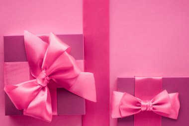 Pembe hediye kutuları, kadınsı tarzı yatık arka plan