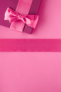 Pembe hediye kutuları, kadınsı tarzı yatık arka plan