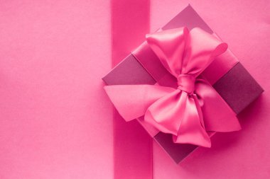 Pembe hediye kutuları, kadınsı tarzı yatık arka plan