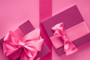 Pembe hediye kutuları, kadınsı tarzı yatık arka plan