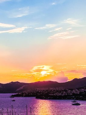 Sahilde günbatımı, güzel deniz manzaralı arka plan