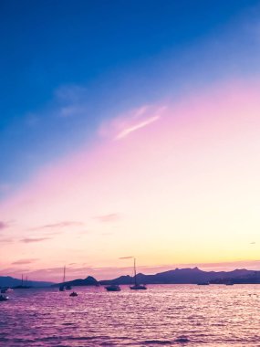 Sahilde günbatımı, güzel deniz manzaralı arka plan