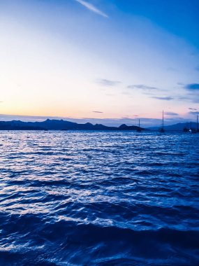 Sahilde günbatımı, güzel deniz manzaralı arka plan