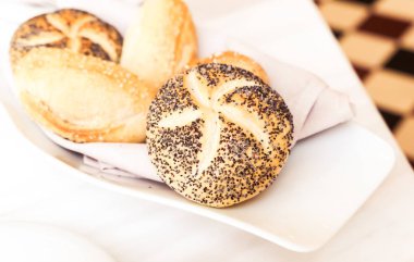 Restoranda ekmek sepeti, taze pişmiş yemek