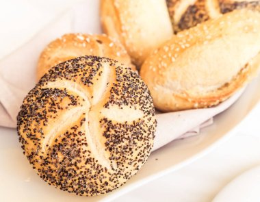 Restoranda ekmek sepeti, taze pişmiş yemek