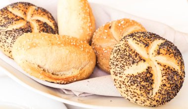 Restoranda ekmek sepeti, taze pişmiş yemek