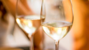Paris'te bir restoranda Fransız beyaz şarap, seyahat deneyimi