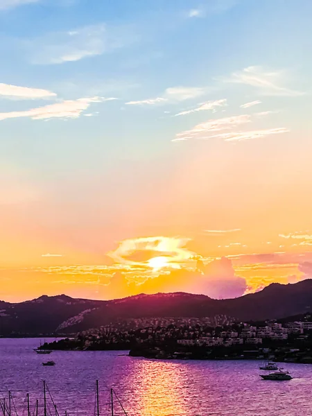 Sahilde günbatımı, güzel deniz manzaralı arka plan