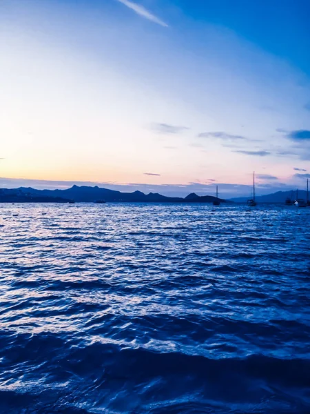 Sahilde günbatımı, güzel deniz manzaralı arka plan