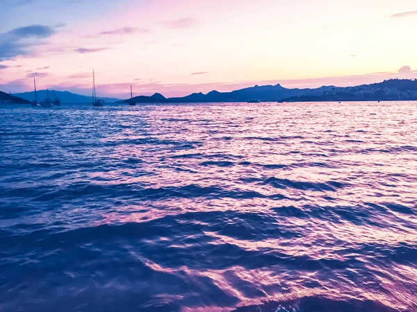 Sahilde günbatımı, güzel deniz manzaralı arka plan