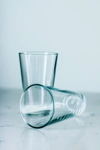 Schone lege glazen op marmeren tafel — Stockfoto
