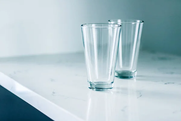 Mermer masada temiz boş gözlük — Stok fotoğraf