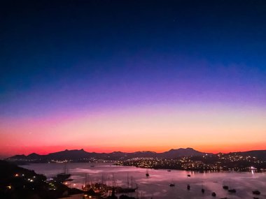 Sahilde bir günbatımı bulanık arka plan, güzel deniz manzarası