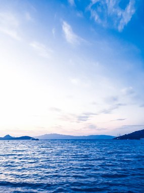 Sahilde günbatımı, güzel deniz manzaralı arka plan