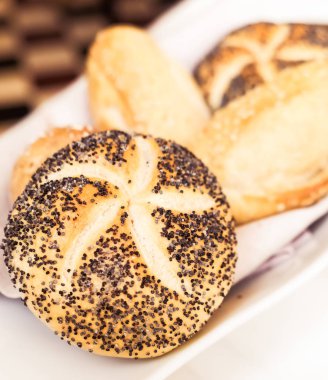 Restoranda ekmek sepeti, taze pişmiş yemek