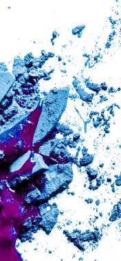 Beyaz arka plan müziği üzerinde yalıtılmış ezilmiş göz farı, ruj ve toz