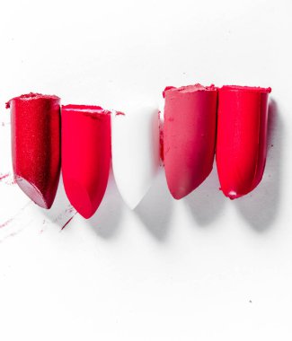 Beyaz arka planda yalıtılmış kesilmiş ruj yakın çekim